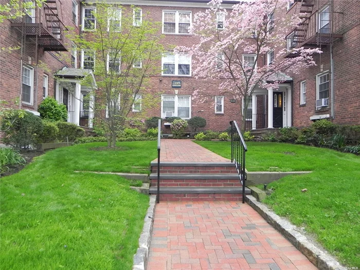 Great Neck. Top Floor 3 Bedroom/1.5 Bath Apartment In The Heart of Great Neck in Very Close Proximity to the LIRR. Hardwood Floors Throughout. Efficiency Kitchen With Stainless Steel Appliances. Near Shopping, Dining, Parks and Much More.