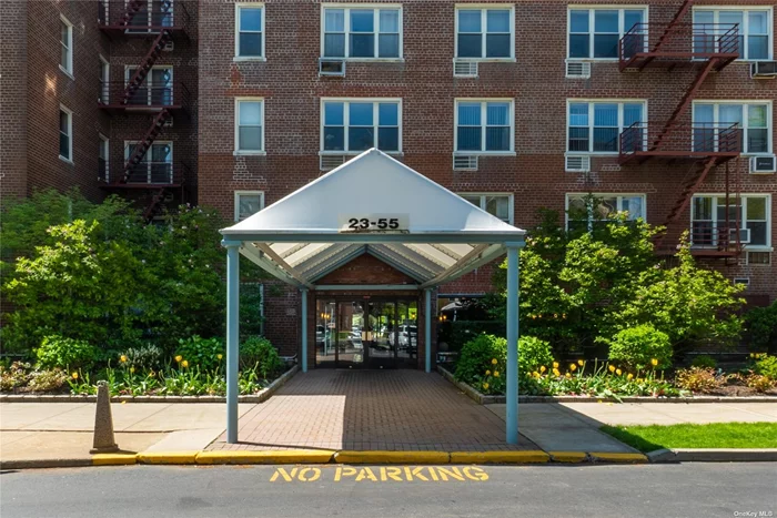 Location, Location Jr 4 1 bedroom , den/bedroom, unit is located on the 3rd floor. Comes with assigned parking space. Maint. includes all utilites except electric. Bay Country amenities tennis court, gym, laundry, storage unit, and playground. Close to all transportation, shops.