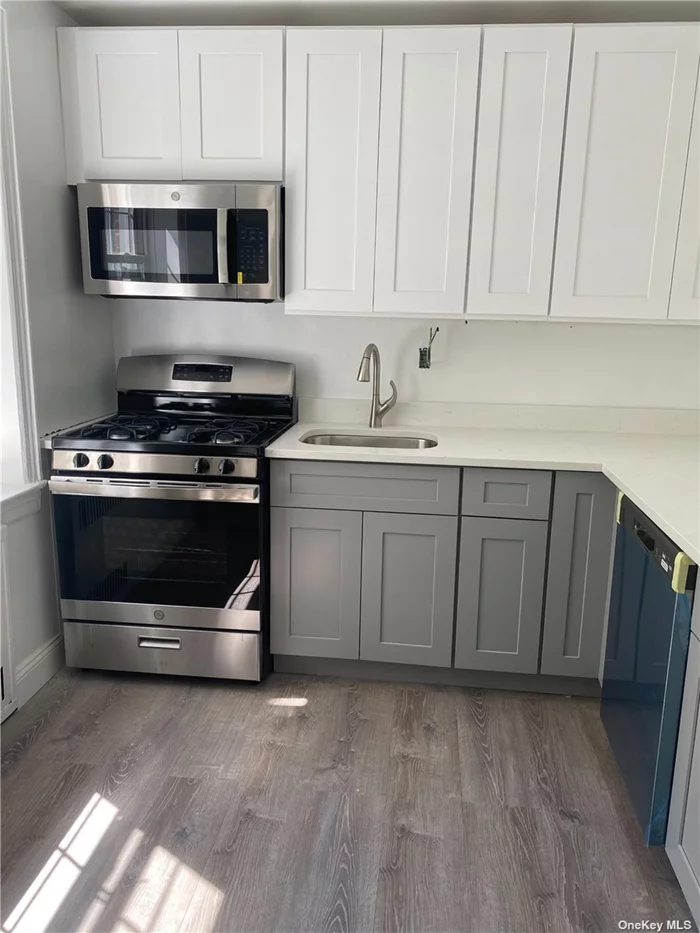 Great Neck. Newly Renovated First Floor 2 Bedroom/1.5 Bath Apartment In The Heart of Great Neck in Very Close Proximity to the LIRR. Hardwood Floors Throughout. Efficiency Kitchen With Stainless Steel Appliances. Near Shopping, Dining, Parks and Much More.