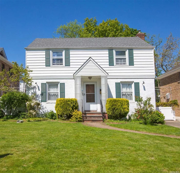 Updated Center Colonial In The Mid-Block Of Lake Success Hills. Bright Living Room, Gourmet Kitchen With Granite Counter-Tops, Brazilian Hardwood Throughout with sky light. 4 Bedroom, 2.5 Bathroom, Fully Finished Basement. Great Neck S. School And Blue Ribbon Lakeville Elem. Close To Park, Grocery Store, Supermarket. Xpress Bus To Manhattan