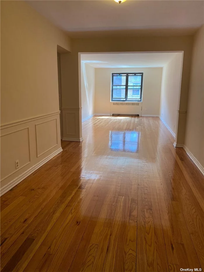 Great Neck. 2 Bedroom/1 Bath Apartment. Extra Large Living Areas And Great Closet Space. Pet Friendly. Resident Supers, Renovated Laundry Rooms. Newly Refinished Hardwood Floors, High Ceilings, Bright And Airy. Close To Lirr, Town, Shopping, Parks