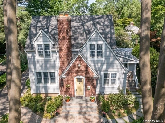 Move right in to this sun-filled and impeccable Beacon Hill Colonial - close to all with beautiful curb appeal. Private Beacon Hill Community beach. Walk to town and LIRR