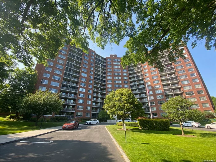 High rise building has great view  Close to all  Near northern blvd   Beautiful lake infront of building Gym pool 24hr door man in the building Spacious layout with many closet  Very bright unit . All the utility included in maintenance .