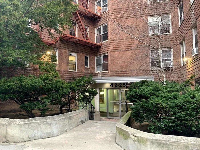 NEWLY RENOVATED 925 SQFT SUNNY UNIT: FOYER/ HUGE L SHAPED LIVINGROOM/EAT-IN KITCHEN/TONS CLOSETS/FULL BATH/BEDROOM. INDOOR LAUNDRY. CLOSE TO M, R TRAINS/ BUSES/PARK/ALL COMMERCIAL. OWNER PAYS ELECTRIC ONLY!!! CLOSE TO ALL COMMERCIAL, BUSES, 7 / E/ F / M /R SUBWAY STATIONS.