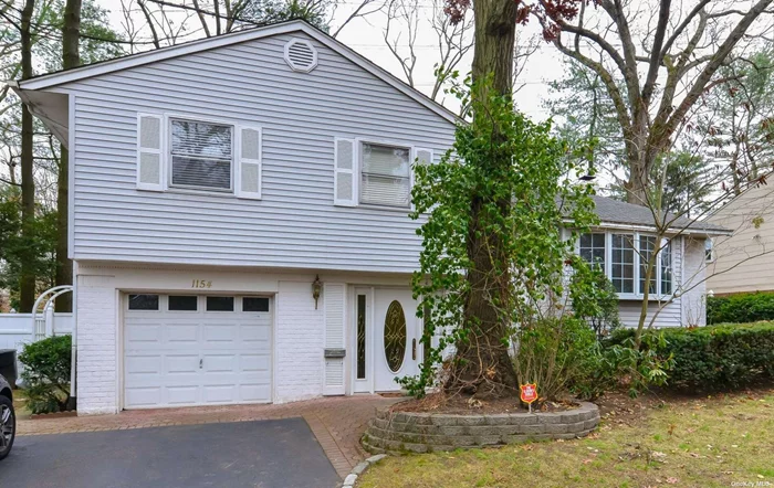 Exceptional opportunity in Roslyn Harbor! Beautiful split level home features 3 bedrooms, 2 full baths, FLR, FDR, EIK, den with access to an oversize backyard.