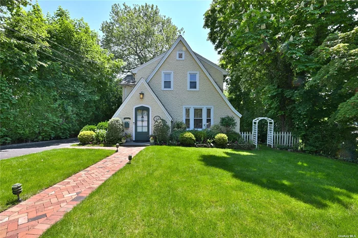 Loaded with charm, this warm Tudor boasts a wonderful floor plan with great spaces for entertaining, a large deck, a main floor laundry, and a second level with 4 bedrooms and 2.5 baths. Great Neck Park District facilities including Olympic size pool/lazy river, waterfront park, ice-skating rink, and too much to describe! Must See!