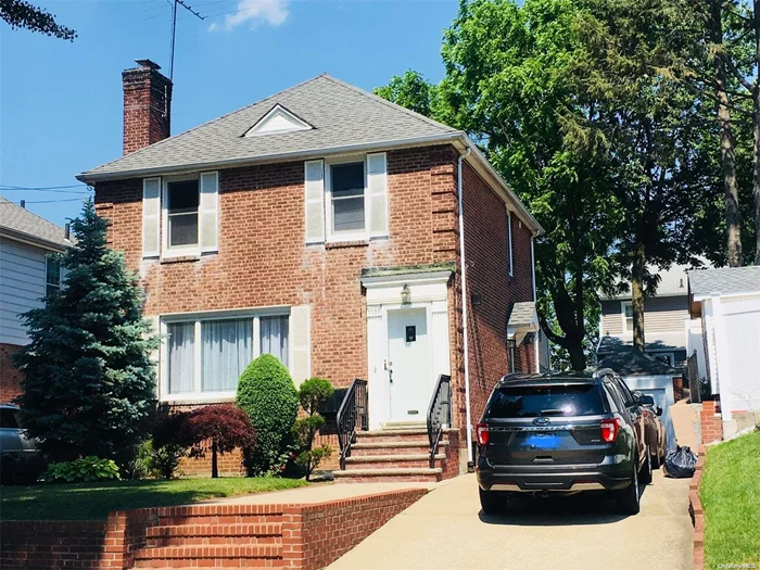 Sunny Beautiful lovely house close LIRR, Supermarket, Bus