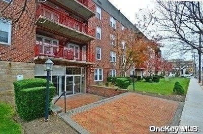 2.5 Room Studio, Freshly painted, Updated floors, Separate Updated eat in Kitchen w/ new stainless steel microwave, updated bath, Lots of closets. Heat water & cooking gas inc, free parking in lot, IG heated Pool, Laundry RM, Elevator. Near RR, parkways and shopping. Pool views, bright Unit, Additional information: Appearance:Excellent