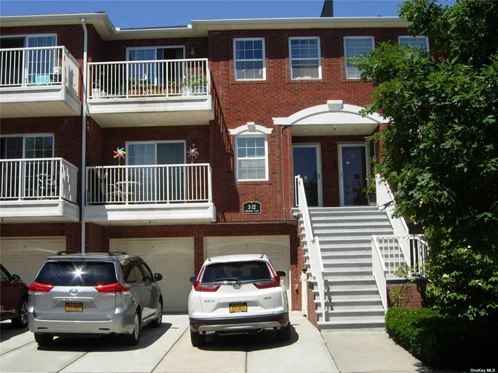 Mint+++ Cond duplex Condo with att garage and 2cars d&rsquo;way. 4 BR & 2.5Bth, Living area 1900sqf. house is with CAC, laundry, a lot of storage and security patrol every day. Tax abatement has 5 more years. house has water/bridge/park view.