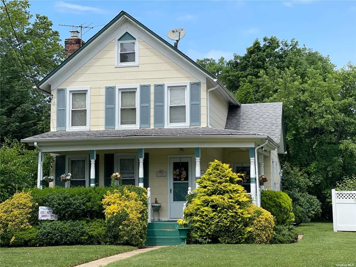 This house needs some TLC or some renovation work but will make a fantastic home! Featuring 3 bedrooms and 2 bathrooms. Conveniently located near shopping, public transportation and Grant Park. Oversized property. The house is in Hewlett-Woodmere school district.