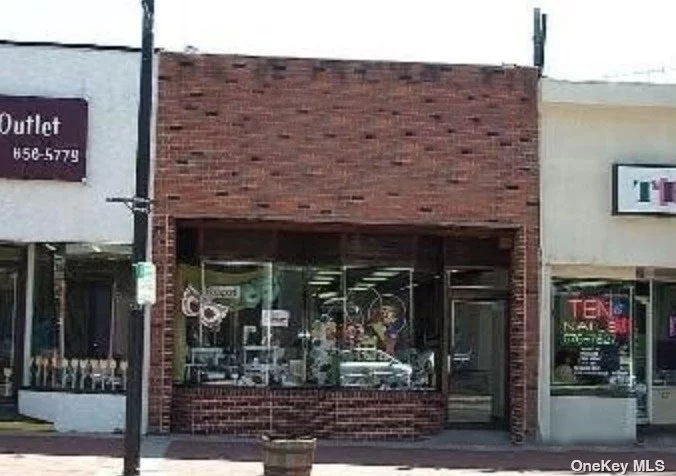 aprx 2000 square feet B1 CB Overlay commercial business, please do not disturb the tenant&rsquo;s they are leaving August 1, 2021... Great for retail, office, all B1 companies.... Downtown Glen Cove, Plenty of parking....