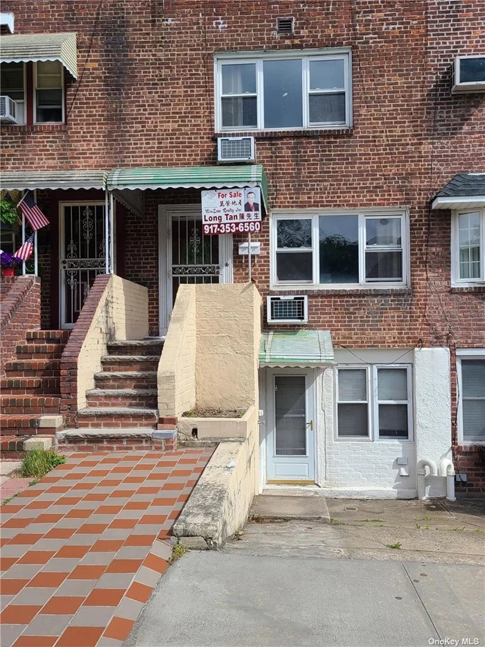 Wonderful Starter Home Located In The Heart Of Whitestone. 2 Br, 2.5 Bath. Close To Bus (Q15, Q15A) to flushing downtown Bowne St, Park, School & Shops.