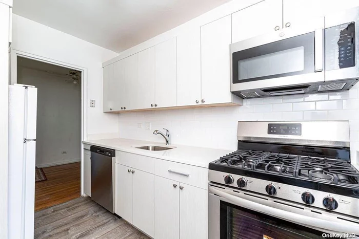 Fully renovated Kitchen, Hardwood floors, Good closet space, Nice view of the Park, Top floor apt, Access to Pool Tennis courts Basketball courts, close to trail, Park , Shopping, bus, Express bus to city, most Major Highways, Additional information: Appearance:Excellent, ExterioFeatures:Tennis