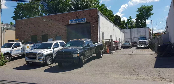 Port Washington,  easy access to highways; Ideal for small contractors and workshops. 4600 sf Warehouse w/22 ft ceiling,  lots of parking spaces.