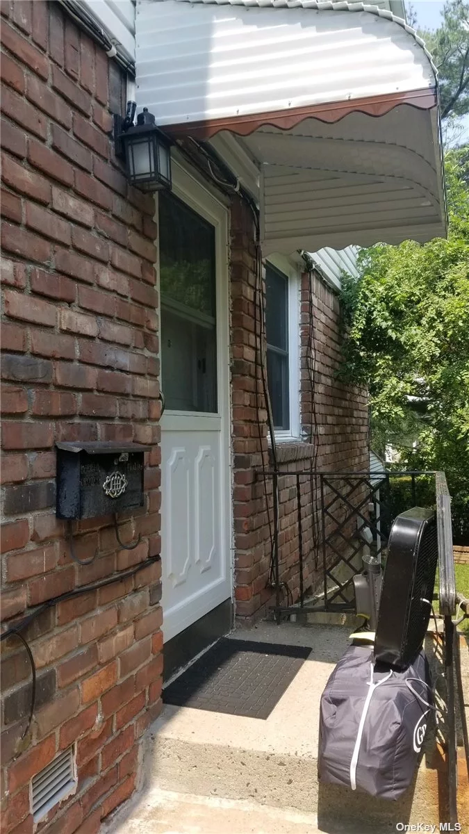 Mint condition 2 bedroom, first floor apt with separate private entrance. Wood floors throughout, Heat inc, 2 parking spots in driveway, shared use of backyard. Brand new refrigerator in renovated kitchen. Close to schools (check for zoned schools), buses, exp bus, Cross Island Pkwy