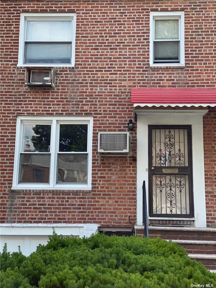 Single family brick townhouse in heart of Fresh Meadows, Formal living and dinning room, 3 bedrooms and 1.5 baths, Full walk out basement has 2 outside entrances. Private driveway with garage, school dist 26, convenient located to shop and transportation.