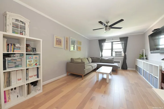 1 bedroom top floor unit. Close to shops, restaurants and E & F trains, Briarwood station. Water, heat, cooking gas and taxes are included in the maintenance fee.
