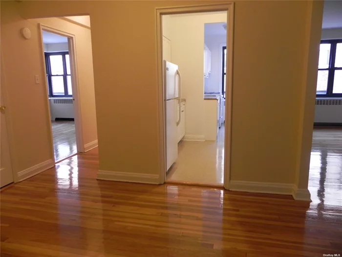 Great Neck. Top Floor 1 Bedroom/1 Bath Pet-Friendly Apartment In The Heart Of Great Neck. Updated Eat-In Kitchen, Huge Walk In Closet, And Beautiful Hardwood Floors Through-Out. Laundry In Building, Supers On Site. Very Close Proximity To Lirr, Shopping, Dining, And Much More.