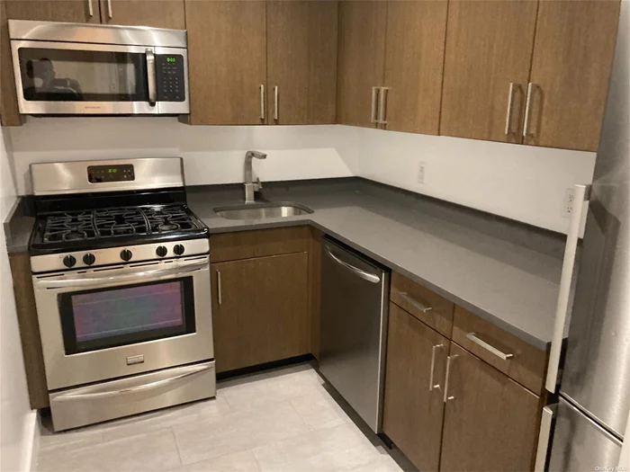 Roslyn. 2 Bedroom/2 Bath Apartment In Ideally Located Garden Apartment Community. Polished Hardwood Floors Throughout, Washer/Dryer in Unit, Great Closet Space, Kitchen With Gas Cooking. On Site Parking And Storage Available (Add&rsquo;l $). Resident Super.