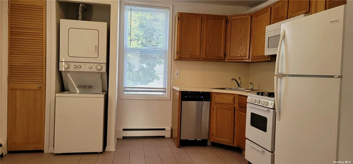 2 Bedroom / 1 Bathroom Duplex Apartment w/ BONUS ROOM in a 2 Family House w/ Private Entrance. Laundry & Private Off-Street Parking Space Included. Walking Distance to LIRR. Eat-In Kitchen w/ Dishwasher & Microwave Range. Brand New Carpeting in Livingroom, Bedrooms & BONUS ROOM / OFFICE. Sorry... NO PETS.