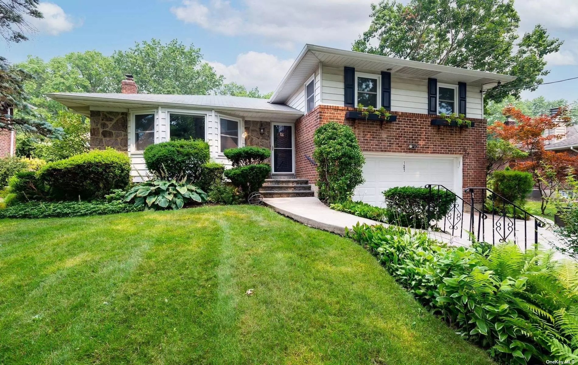 This lovely brick home is beautifully located in the community of Stratford. There are new windows, CAC, granite countertops in kitchen, wood floors great lighting fixtures, very light and bright. Ready for immediate occupancy! Herricks SD.