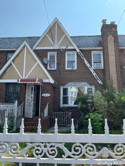 Beautiful Attached One family 3 bedroom , 1bathroom , starter home in the heart of St. Albans . Laminate floors throughout , finished basement w/ two separate entrance , motivated seller 2 car community driveway - 20 x100