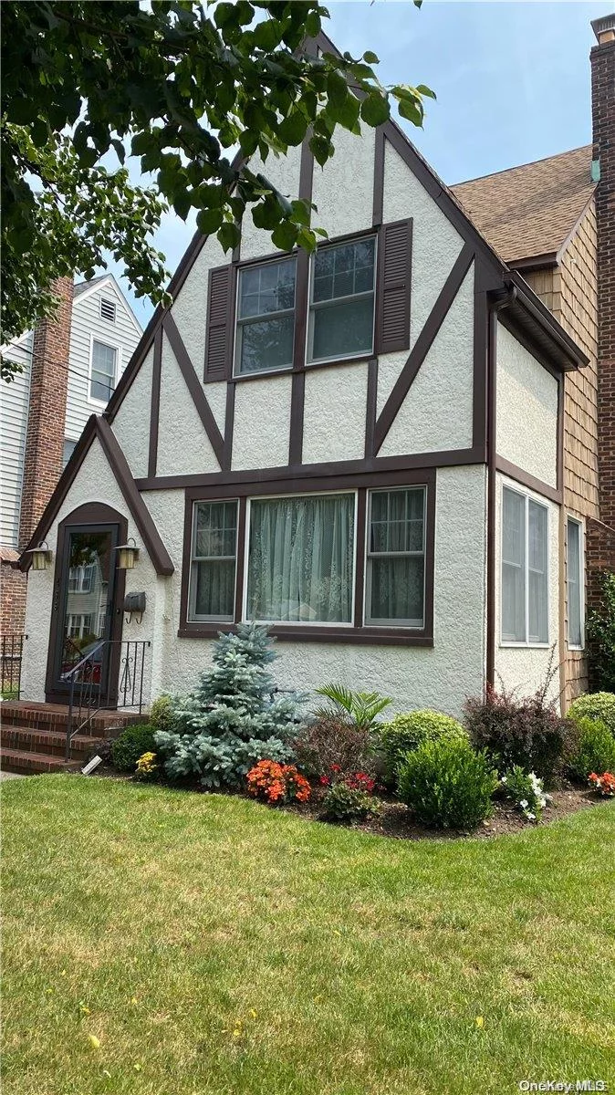 A beautiful stucco/vinyl home located in the heart of Mineola.