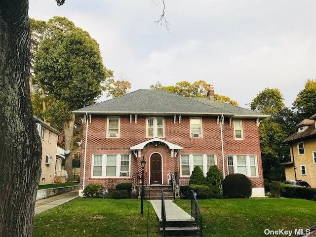 Holliswood 6 Bedrooms 3.5 Baths Colonial Brick Home For Rent. Home Features Formal Living / Dining Room, Fireplace , High Ceilings, Spacious Bedrooms. Very Large Back Yard For Entertaining & Much Much More!!!