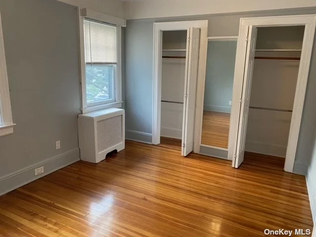 Eat in kitchen, Living Room, One Bedroom, One full bath plus large Attic. One block from Main Street, Bus Stops and New York Presbyterian Hospital. Near Shopping, Library and Botanical Gardens. Ten minutes to Downtown Flushing Train Station( 7 Train and LIRR). Kitchen and bathroom was renovated two years ago. Private entrance to apartment.