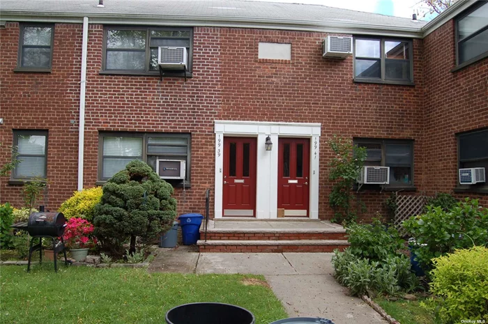 A nice first floor apartment. Ready for renovation and your own toiuches. Resale Fee $4000, Reserve Fund$2, 500 Paid At Closing By The Buyer, Base Maintenance $848.07, Covid Guidelines Required To Access And Show.
