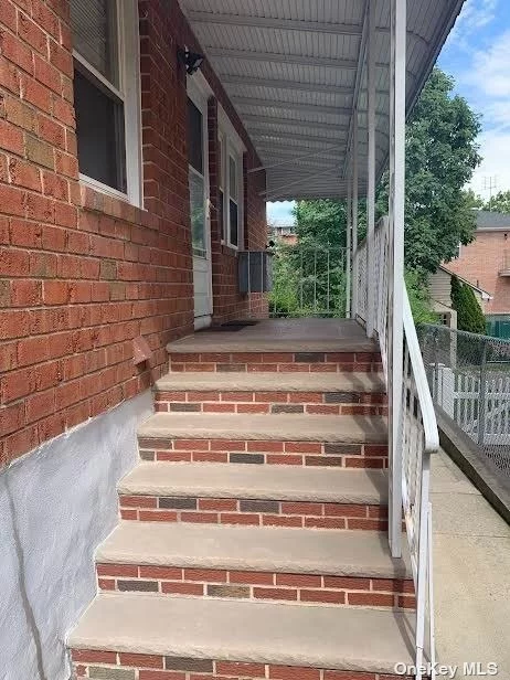 1 Br apt in beautiful condition. Large LR, Big BR. full Bath, and Eat- in Kitchen