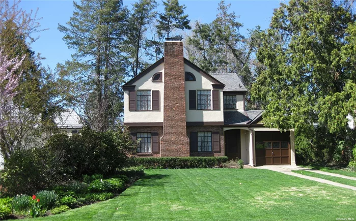 North Strathmore Pristine Tudor/Colonial, Close to All Amenities, Town, Library, Schools, Parks, Transportation, Stores, 3 Bedrm, 2.5 Bths, EIK, LR w/Fplc, FDR, Fin Basement, Central Air, Private Yard, Manhasset School Dist 6