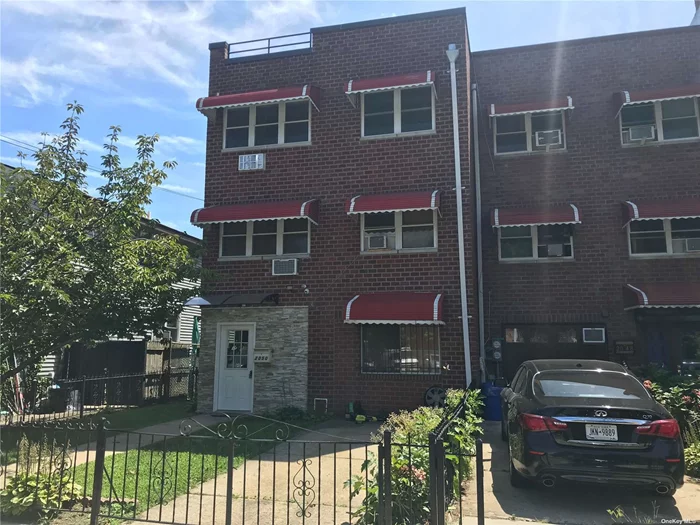 3rd Floor, Excellent Condition 3 Bedrooms, 1 Bath Apartment For Rent, Plenty Of Closets In Clason Point/ Soundview Area. No Pets, Tenants Pay Gas For Cooking And Electricity