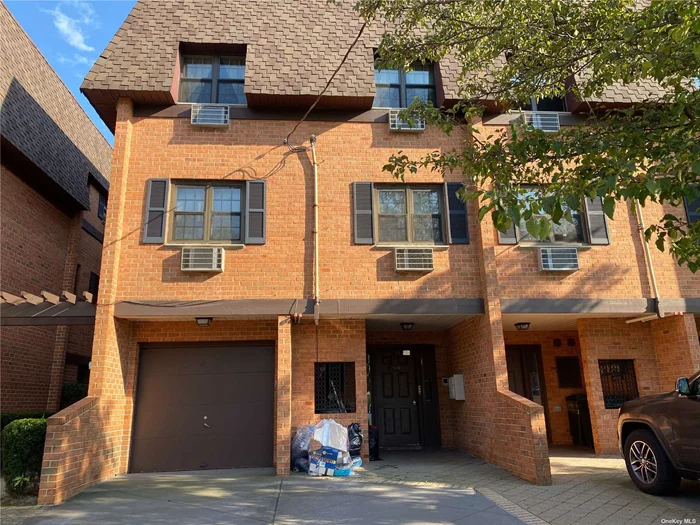 Beautiful 3BRs/2Baths Condo In Mint Condition. Brand New Kitchen, Brand New Appliances. Hardwood Floor through out. JH 74, PS 46. Close To All!