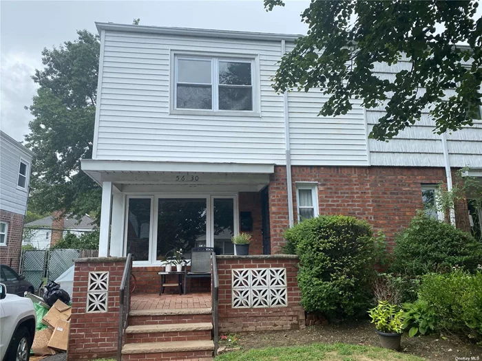 Beautiful 3 bedrooms, 1.5 bathrooms semi attached house with updated kitchen, granite countertops, stainless steel appliances, hardwood floors, central air,  washer, dryer, backyard, front and back porch. parking for 3 cars on the driveway. Close to public transportation, LIRR, shopping and much more. MUST SEE!!!!