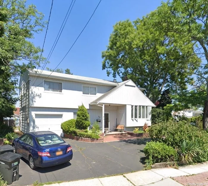 4 bed 2.5 bath extended splanch situated on a colde-sac part of the Inwood country club neighborhood