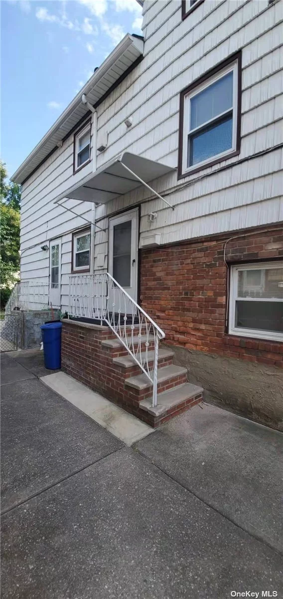 Come and see this Beautiful spacious duplex 3 Bedrooms, 2 Baths apartment on the 2nd Floor. Large Living room, Formal Dining Room, Updated Kitchen with Granite counter top. Hard wood floors through out. WASHER AND DRYER IN UNIT. Close to School, Shops, Buses...