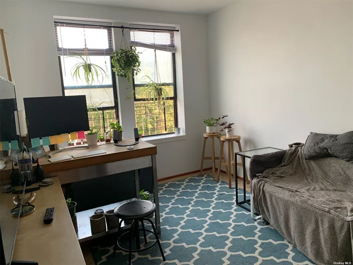 Cozy 2 Bedrooms Apt. Well Kept And Maintained Apartment Located In The Heart Of Astoria, Couple Blocks To Hospital, R And W Subway Station And The Q18 And Q102 Bus Lines. Closeness To Many Restaurants And Stores. Within 5 Minutes From Community College.