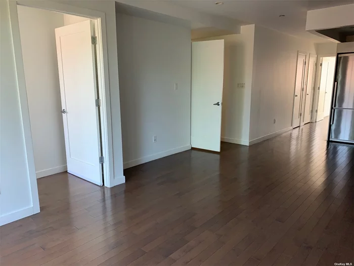 Freshly Painted 2Bedroom/2Full Bath Condo With A Large Terrace, Beautiful Wood Floor And Washer/Dryer In The Unit, Gym. 2Mins Walk To Bus Stop On Northern Blvd, 3Mins Walk To LIRR And 24Mins to Penn Station. Digital Video Intercom Security System.