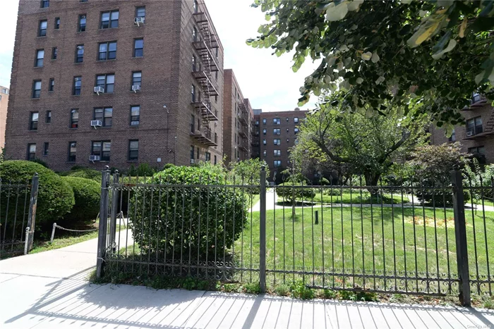 In Heart Of The Downtown Flushing, Largest One Bedroom Unit @800 SQFTS. Facing East And South, Kitchen And Bathroom Has Window, 4 Large Closet, Walking Distance To Macy&rsquo;s, 7 Train At Main Street Station. Sublease After 2 Years.