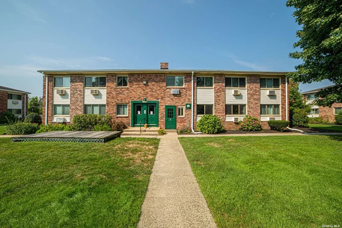 Beautiful One Bedroom First Floor Unit. Entire Unit Freshly Painted,  Renovated Bathroom & Wood Floors Throughout. Enjoy The Inground Pool & Gym. Located Close To The LIRR, Shopping & School. Why Rent When You Can Own.