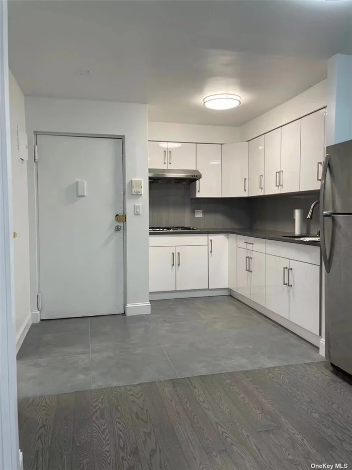 Premium location in Flushing, close to all. Tenant pays for all utilities .$50 extra for parking 9:00pm-7:00am. Required income check (3X Vs. rent), 700 or above credit score, fully background check. no pets.