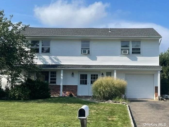 Great opportunity to buy in Commack!! New Roof and New Pool liner. Rest of the house needs updating.