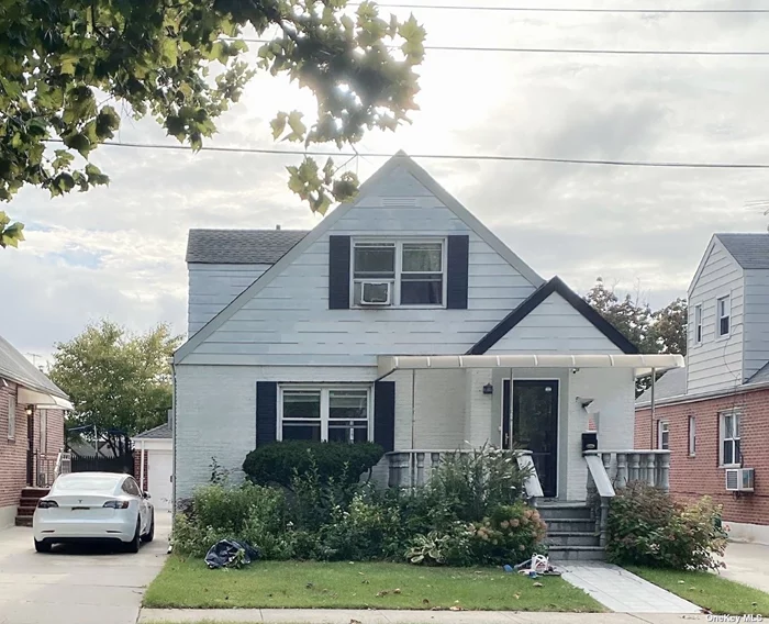 Beautiful legal detached 2 families in a most desirable part of Bayside. Excellent condition Hardwood floor. The house features with 3 bedrooms and 3 bathrooms. Finished huge basement with a separate entrance. Detached 2 car garage. Excellent 26 school district. Close to major highway.