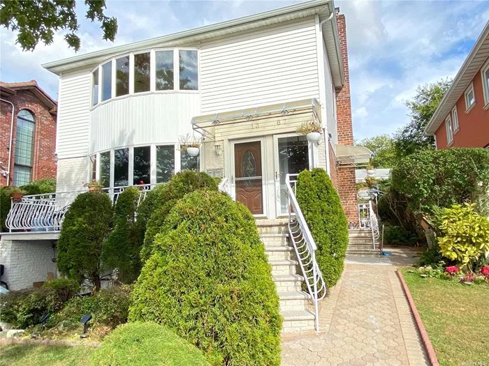 Come and see this beautiful 3 bedrooms and 2 full baths apartment located in Bay Terrace neighborhood Queens on the 2nd floor of the detached 2 families brick house. WASHER AND DRYER IN UNIT. Close to school , shops and buses ...