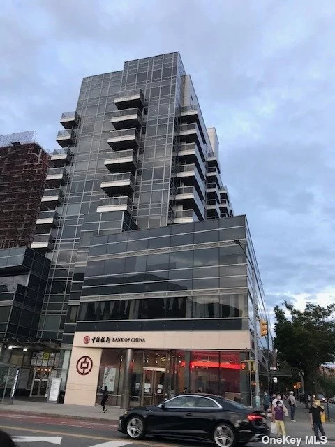 City View, Center Location In Main St Flushing, Most Convenience Life Style. 24 Hour Doorman. Parking Garage Attached. Build In Washer/ Dryer, Update Kitchen Appliances. Large Balcony For Relaxing.