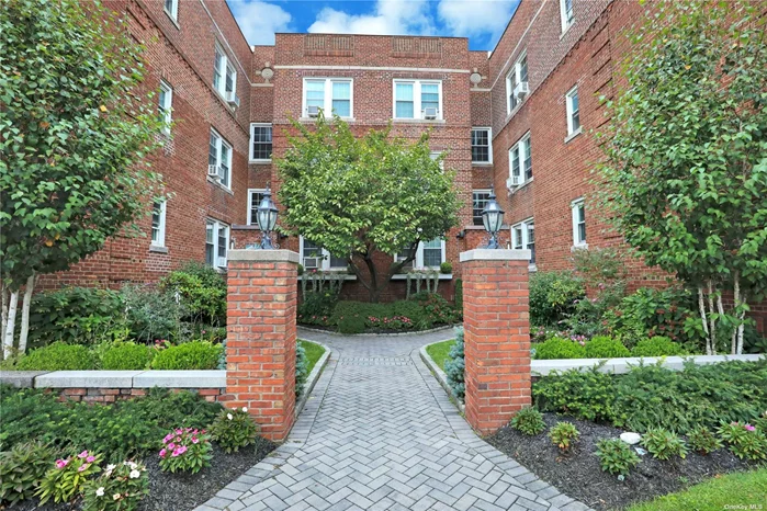 Newly renovated 1 bedroom apartment, in Gaynor Gardens. This turnkey, bright & spacious unit boasts a large entrance foyer, brand new eat in kitchen & bath, including an oversized living room and bedroom. High ceilings and newly refinished hardwood floors throughout. Washer, dryer & storage in basement. Located in the heart of Manhasset.