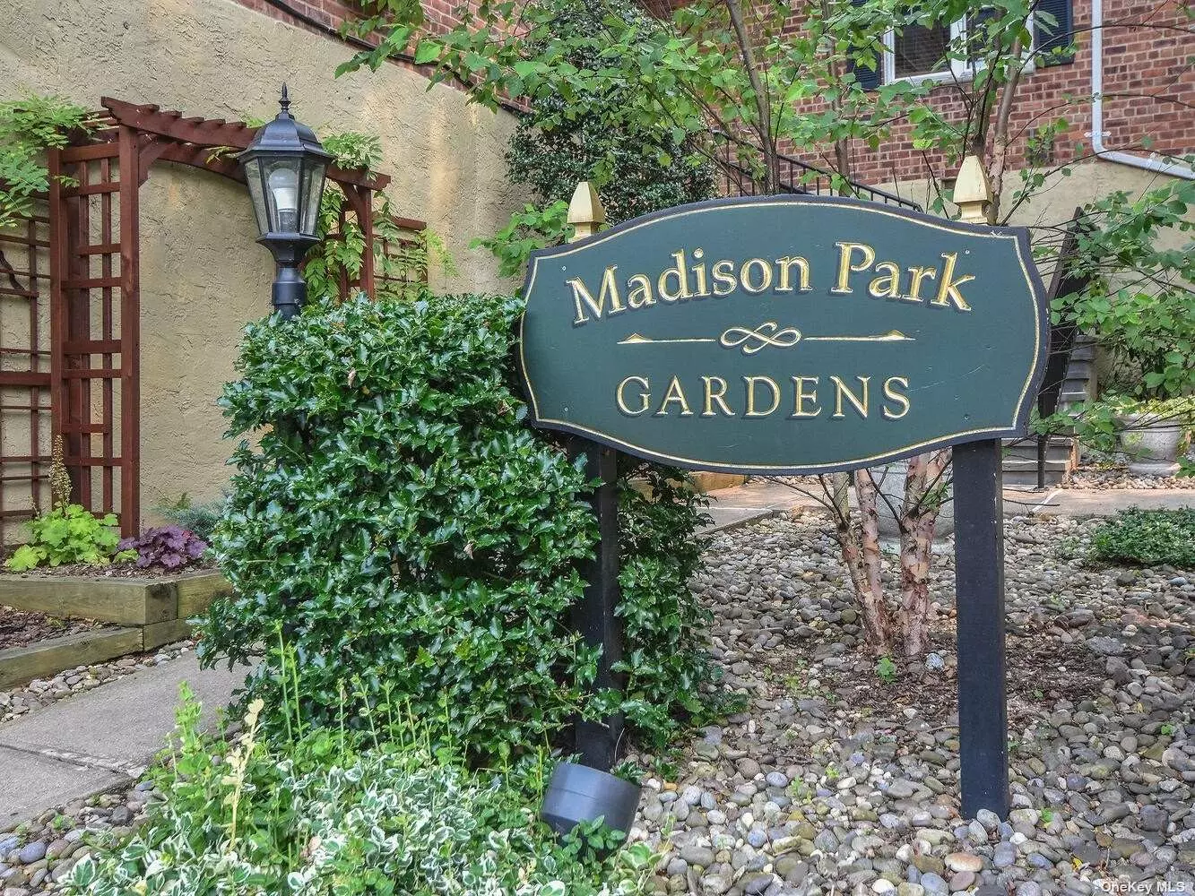 Beautifully updated corner unit in Madison Park Gardens with 2 bedrooms, New kitchen with Stainless appliances, updated bath and hardwood floors. Close to town and LIRR