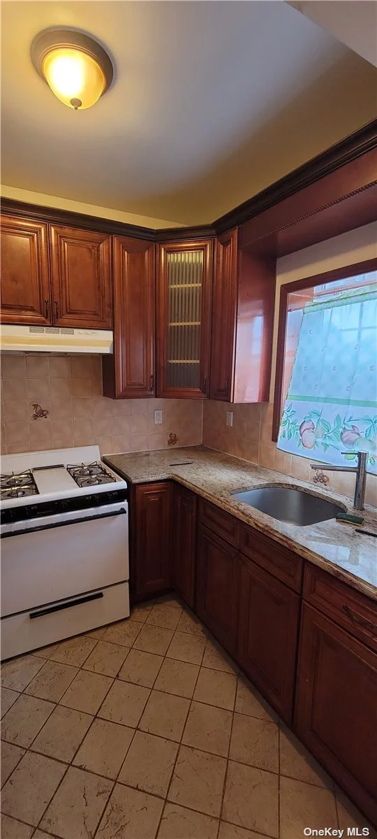 Beautiful Jr.4/1 Bath Apartment For Rent In Kew Gardens. The Unit is On 3rd Floor, Features Bright Rooms, High Ceilings, Hardwood Floors Throughout, Beautiful Kitchen and Updated Bathroom. Conveniently Close To Shops, Buses on Metropolitan Avenue, Near The J And Z Train.