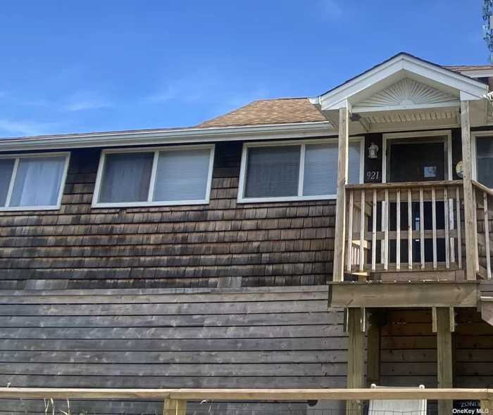 Great Rental! Close To Town, Brand New Large Private Deck & Two Door & Outdoor Shower. Includes 6 Beach Chairs and 2 Wagons.